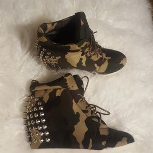 Camouflage Wedges